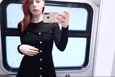 Засняла как мастурбирует и писает в туалете на поезде в Крым